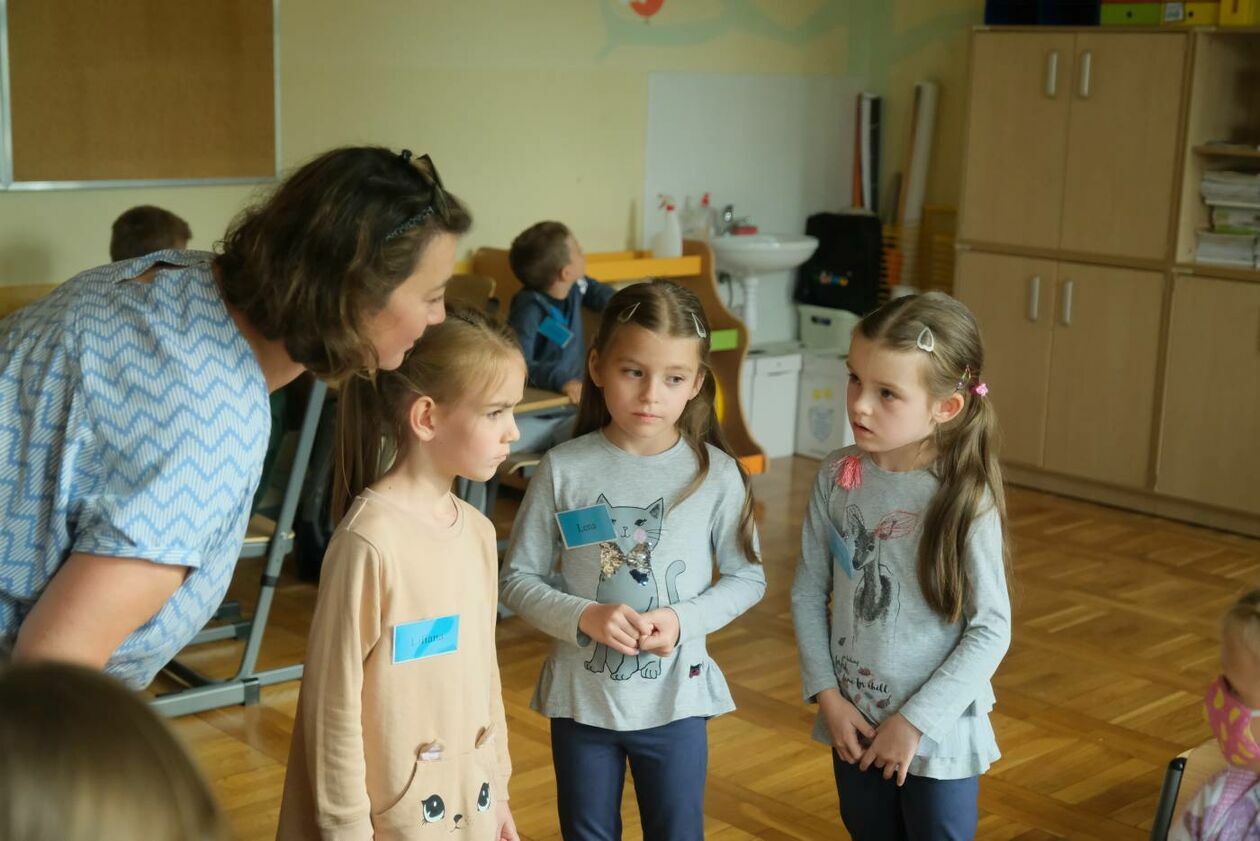  SP 18  w Lublinie: pierwszaki zwiedzają swoją nową szkołę (zdjęcie 32) - Autor: Maciej Kaczanowski