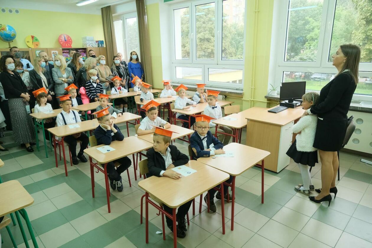  Rozpoczęcie roku szkolnego i ślubowanie pierwszaków w SP nr 16 (zdjęcie 68) - Autor: Maciej Kaczanowski