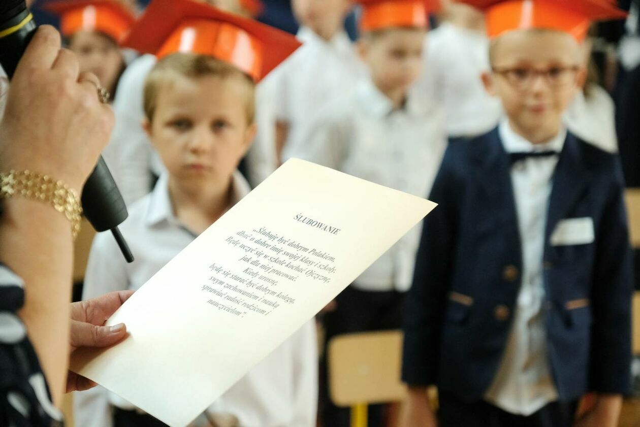  Rozpoczęcie roku szkolnego i ślubowanie pierwszaków w SP nr 16 (zdjęcie 30) - Autor: Maciej Kaczanowski