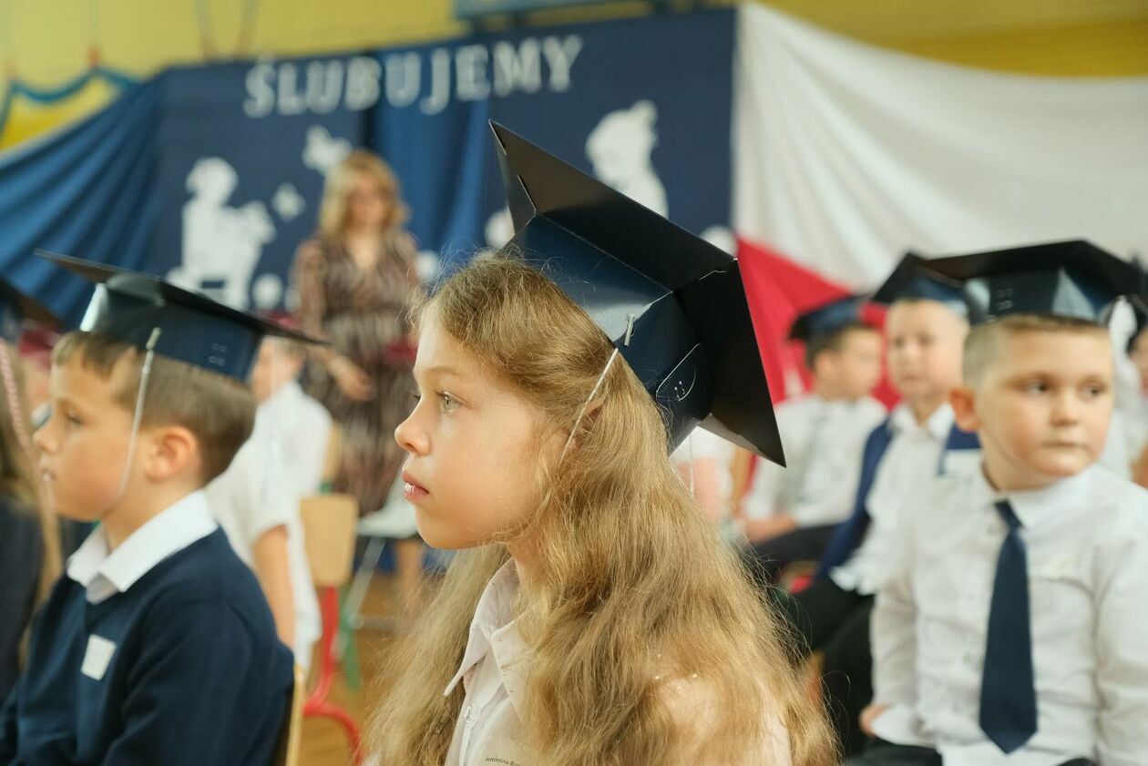  Rozpoczęcie roku szkolnego i ślubowanie pierwszaków w SP nr 16 (zdjęcie 17) - Autor: Maciej Kaczanowski