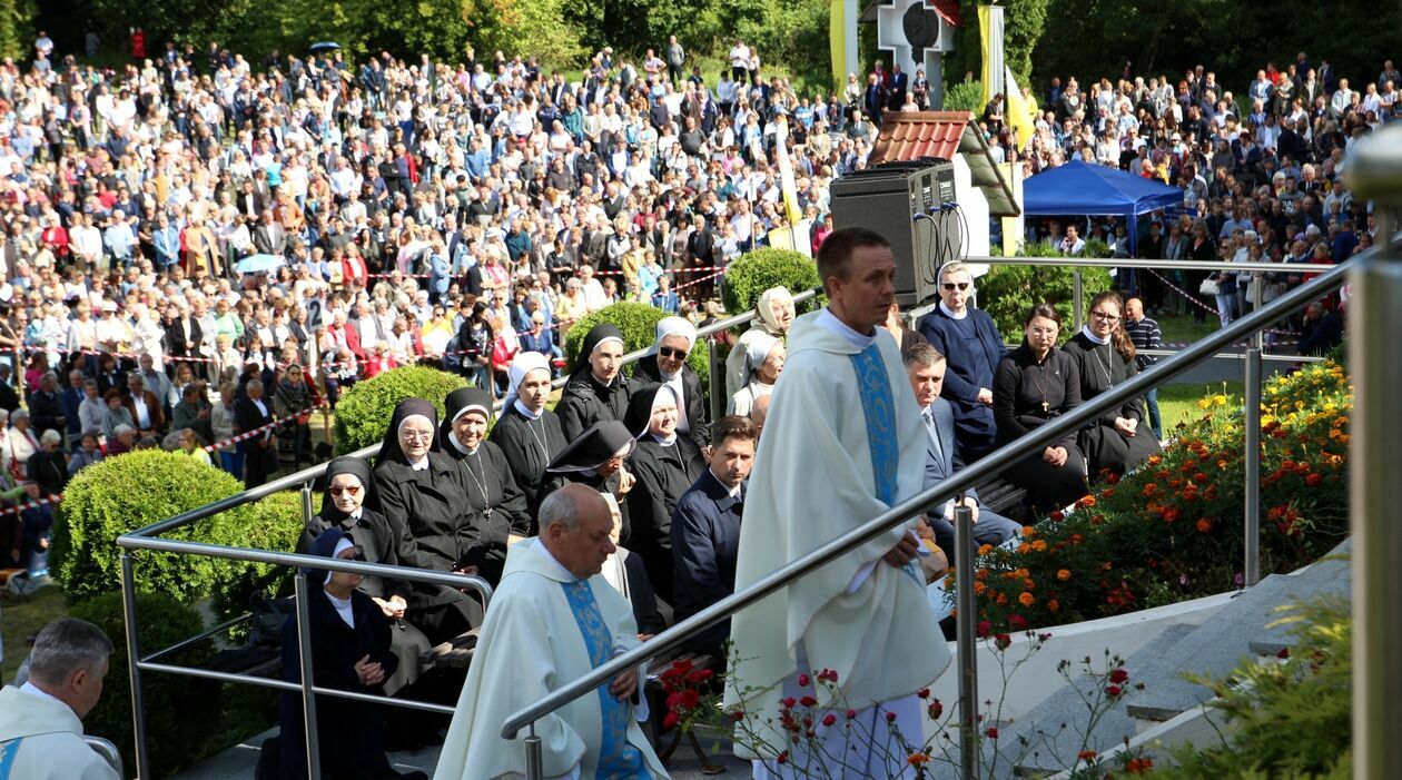  Tysiące wiernych modliły się w Wąwolnicy (zdjęcie 114) - Autor: Radosław Szczęch