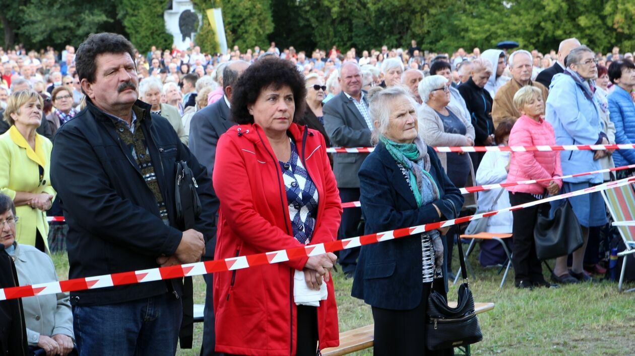  Tysiące wiernych modliły się w Wąwolnicy (zdjęcie 73) - Autor: Radosław Szczęch