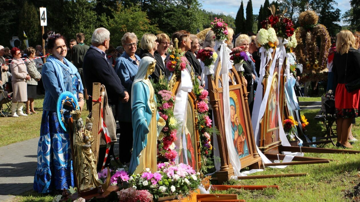  Tysiące wiernych modliły się w Wąwolnicy (zdjęcie 15) - Autor: Radosław Szczęch