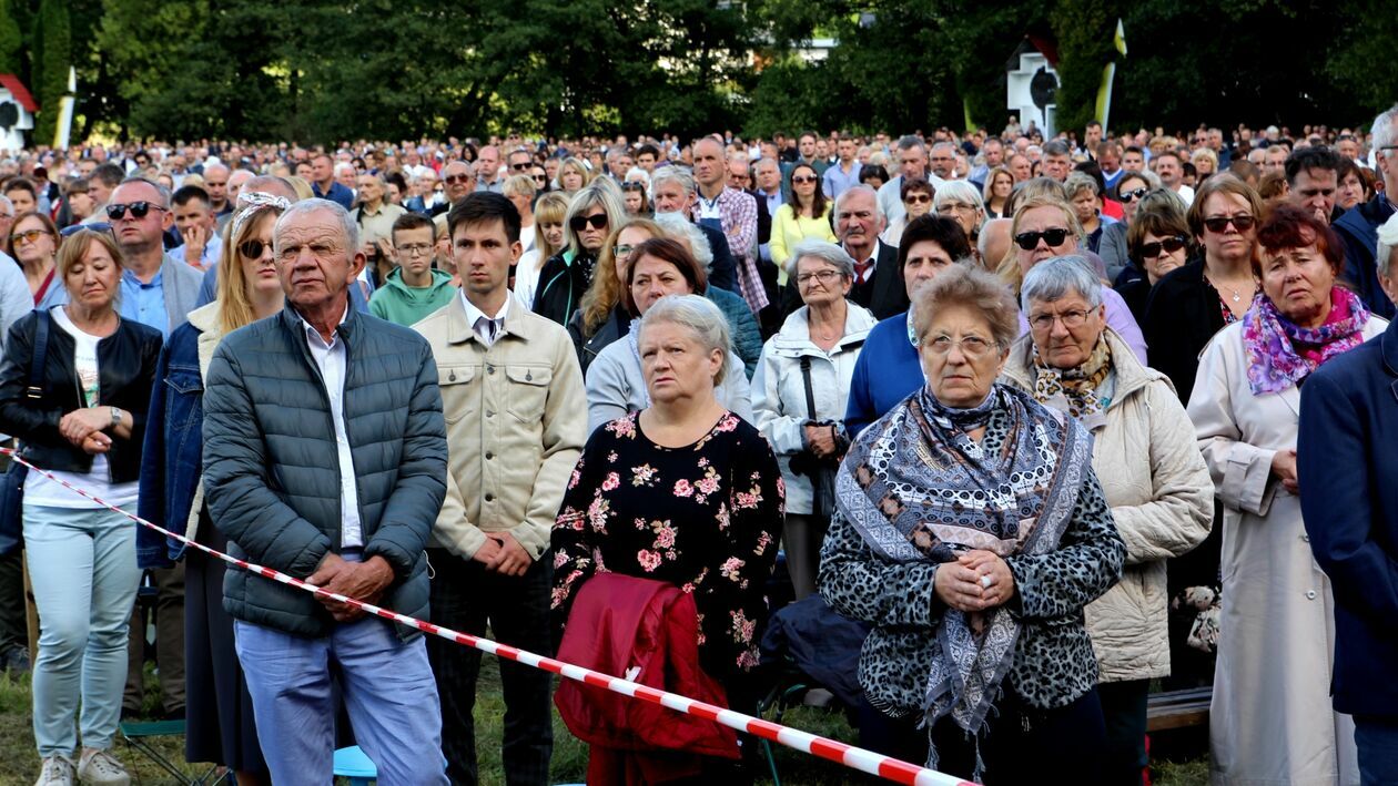  Tysiące wiernych modliły się w Wąwolnicy (zdjęcie 80) - Autor: Radosław Szczęch