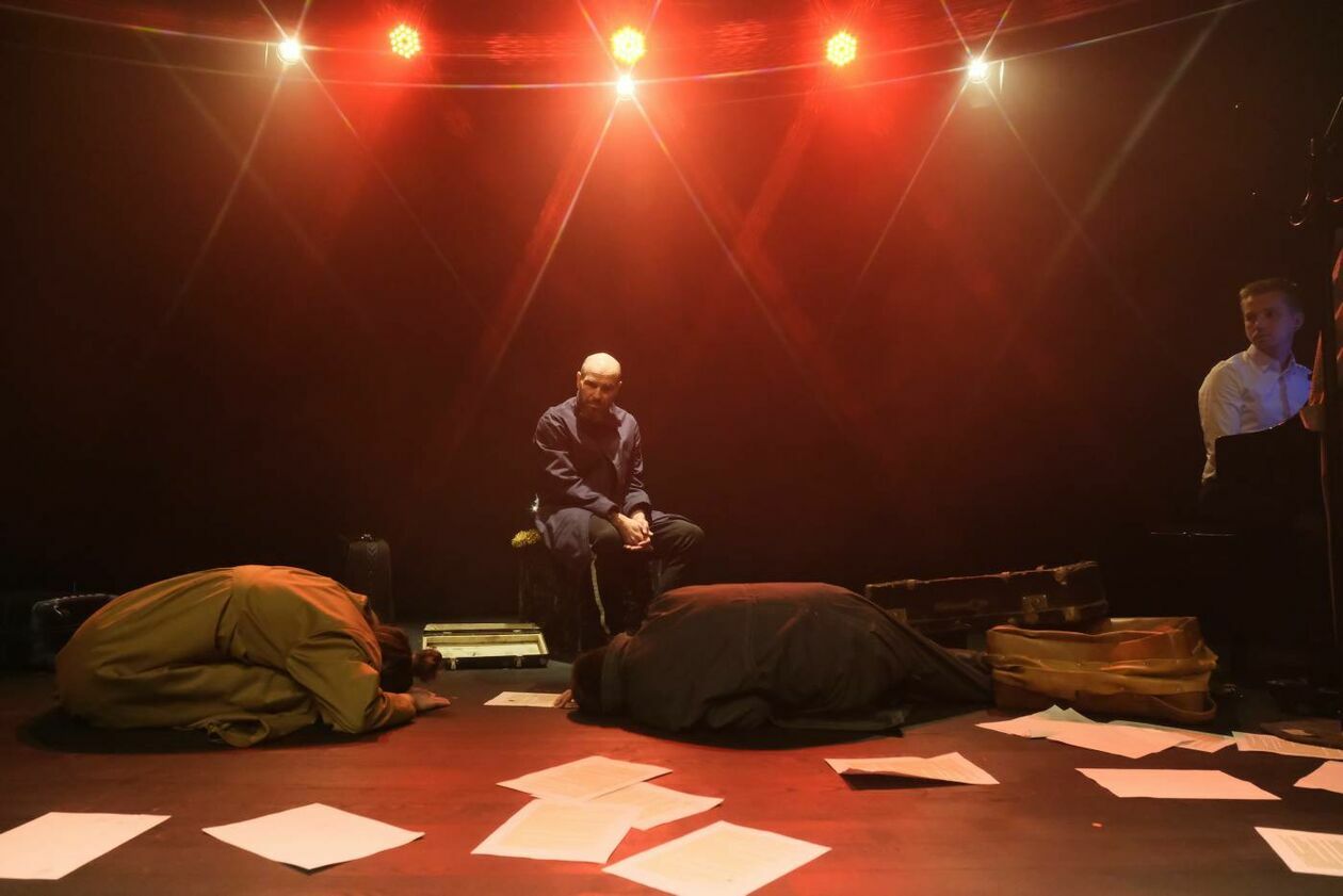  Wygnańcy, spektakl inspirowany dramatem Sławomira Mrożka pt Emigranci (zdjęcie 2) - Autor: Maciej Kaczanowski