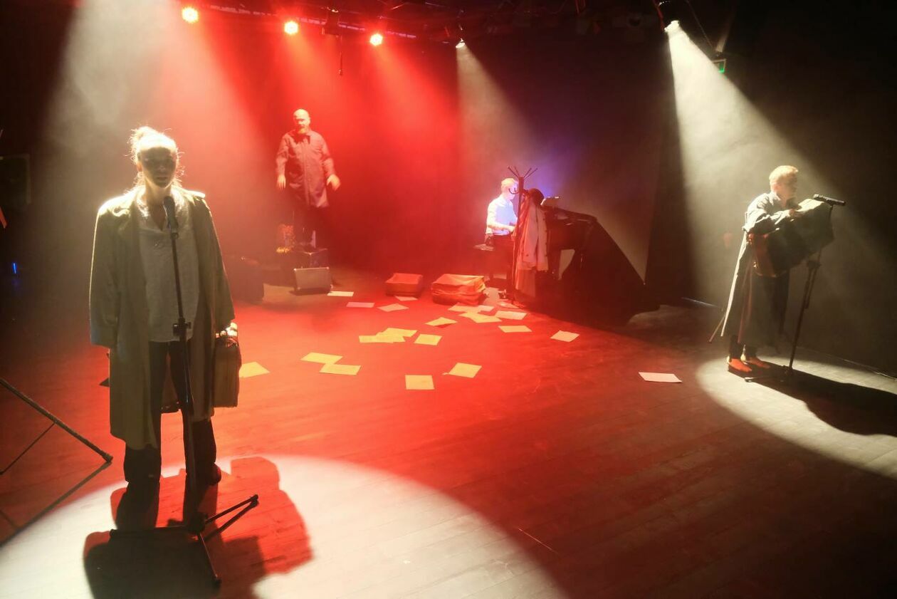  Wygnańcy, spektakl inspirowany dramatem Sławomira Mrożka pt Emigranci (zdjęcie 5) - Autor: Maciej Kaczanowski