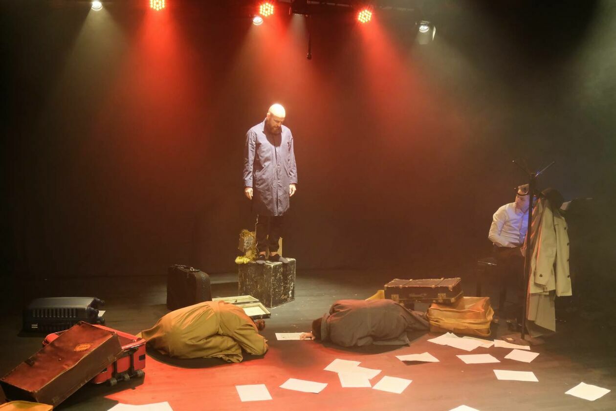  Wygnańcy, spektakl inspirowany dramatem Sławomira Mrożka pt Emigranci (zdjęcie 4) - Autor: Maciej Kaczanowski