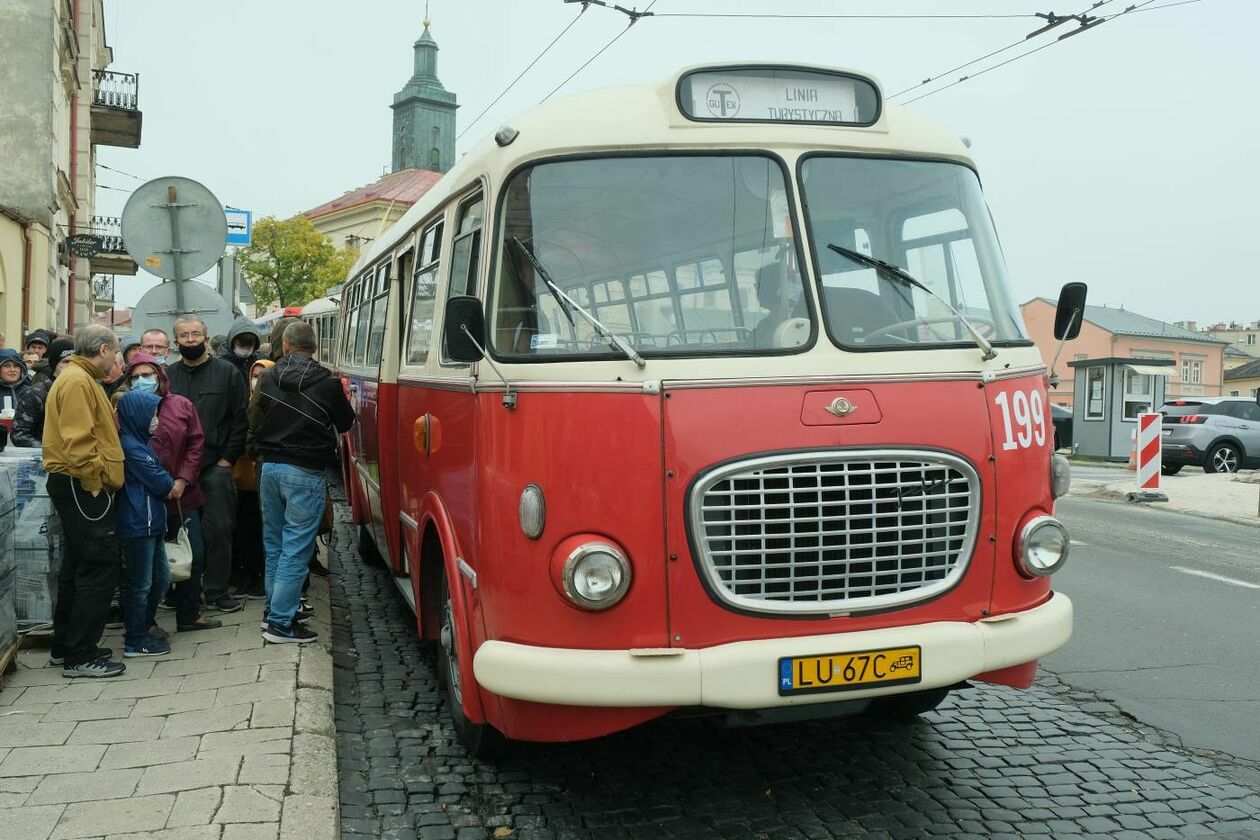  Wielu chętnych na przejażdżkę zabytkowymi empekami (zdjęcie 12) - Autor: Maciej Kaczanowski