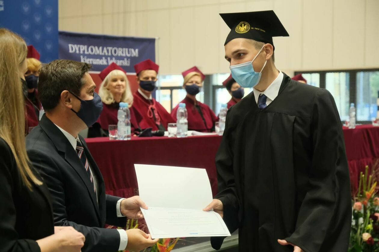  Dyplomy dla absolwentów wydziału lekarskiego Uniwersytetu Medycznego w Lublinie (zdjęcie 19) - Autor: Maciej Kaczanowski