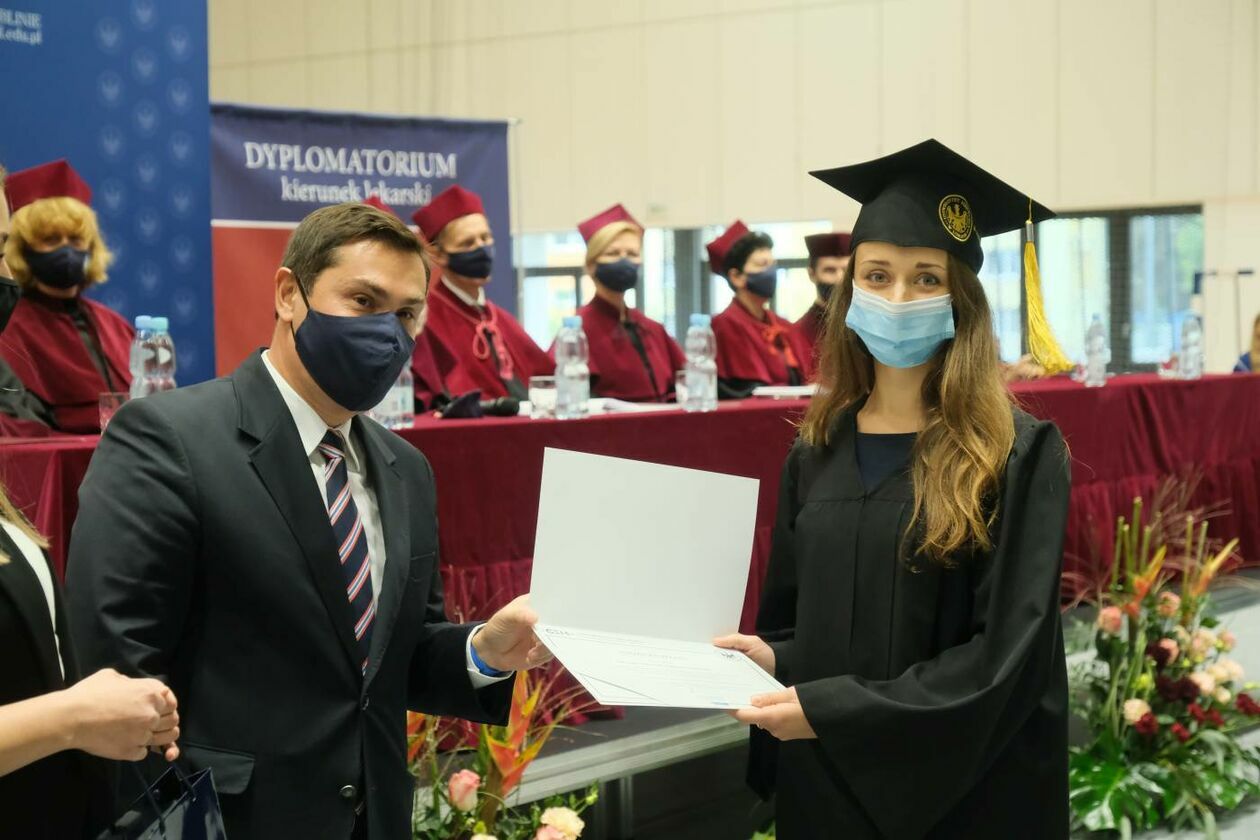  Dyplomy dla absolwentów wydziału lekarskiego Uniwersytetu Medycznego w Lublinie (zdjęcie 18) - Autor: Maciej Kaczanowski