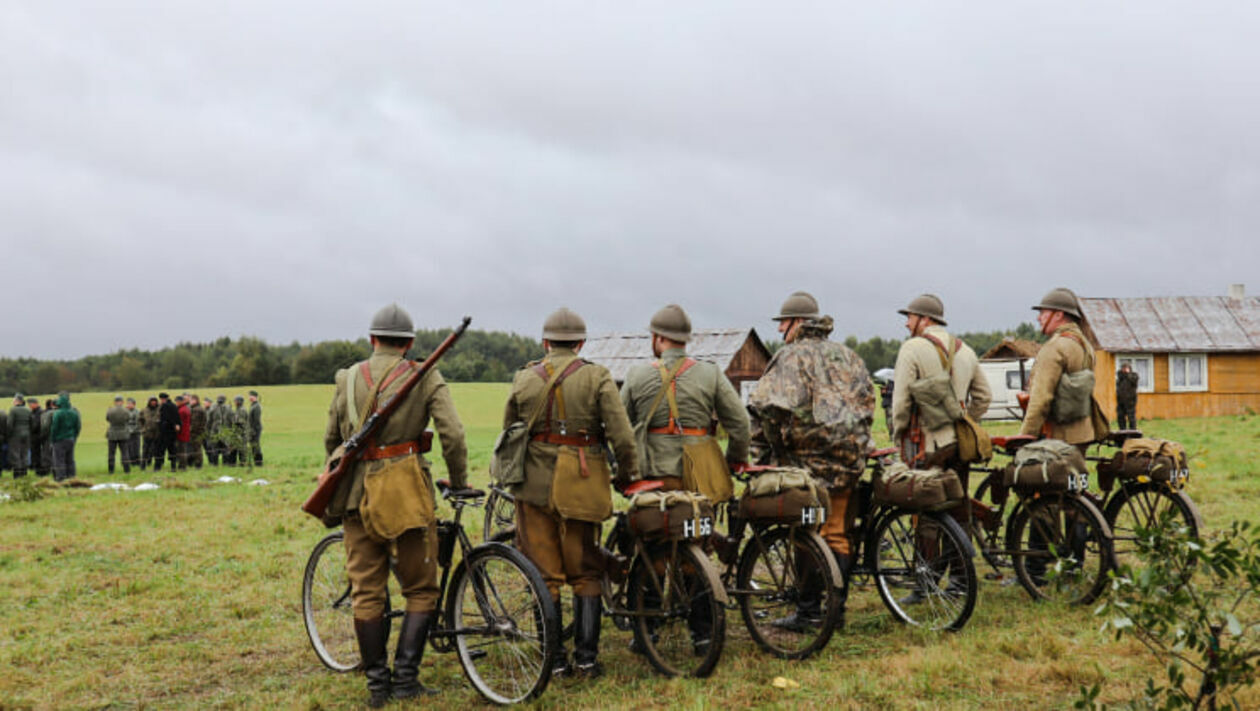  Rekonstrukcja bitwy pod Tomaszowem Lubelskim (zdjęcie 7) - Autor: Gabriela Raczkiewicz/Grupa Rekonstrukcji Historycznej Ludności Cywilnej Tomaszów Lubelski