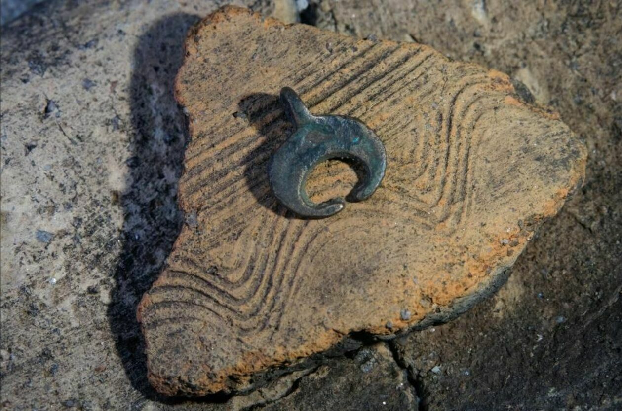  <p>Ozdoba i&nbsp;fragment ceramiki odkryty w&nbsp;czasie wykopalisk</p>
