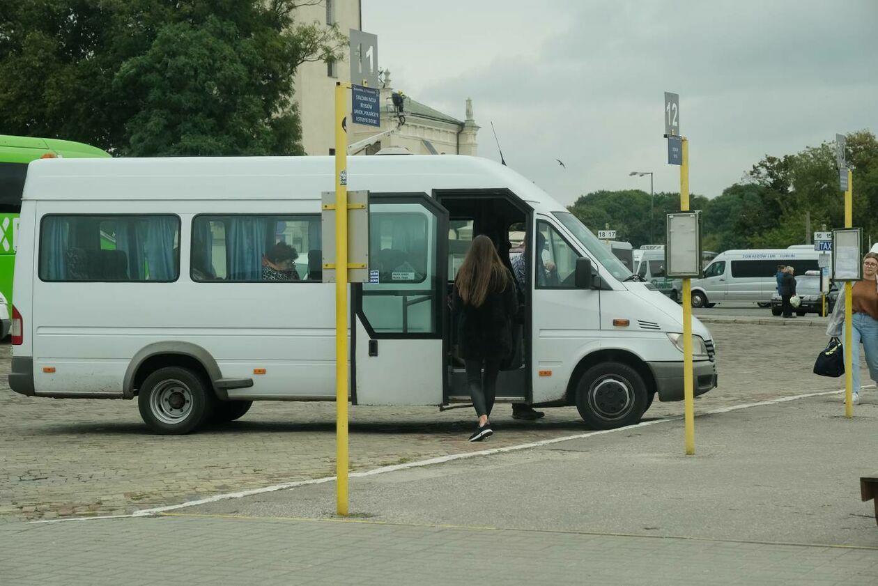  Pasażerowie na lubelskim dworcu PKS (zdjęcie 13) - Autor: Maciej Kaczanowski