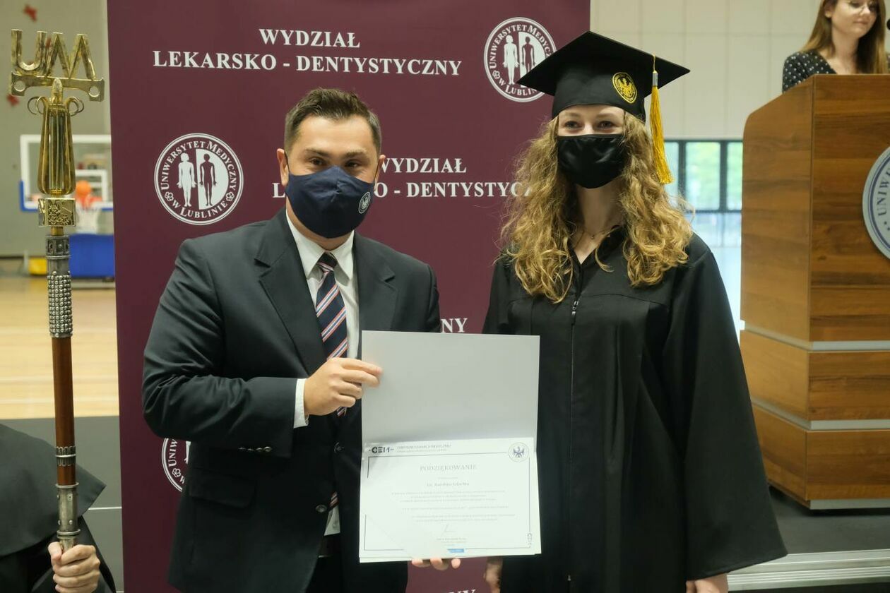  Dyplomy dla absolwentów wydziału stomatologicznego Uniwersytetu Medycznego w Lublinie (zdjęcie 2) - Autor: Maciej Kaczanowski