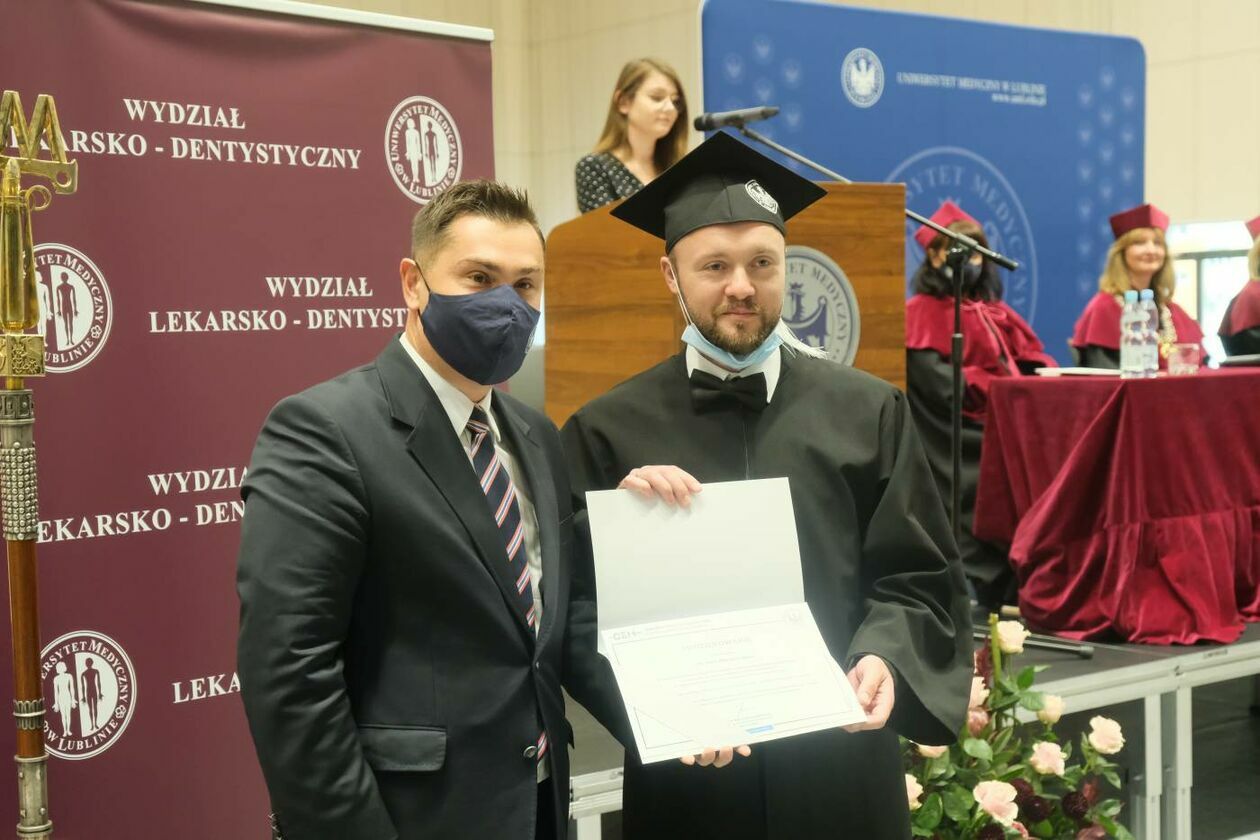  Dyplomy dla absolwentów wydziału stomatologicznego Uniwersytetu Medycznego w Lublinie (zdjęcie 9) - Autor: Maciej Kaczanowski