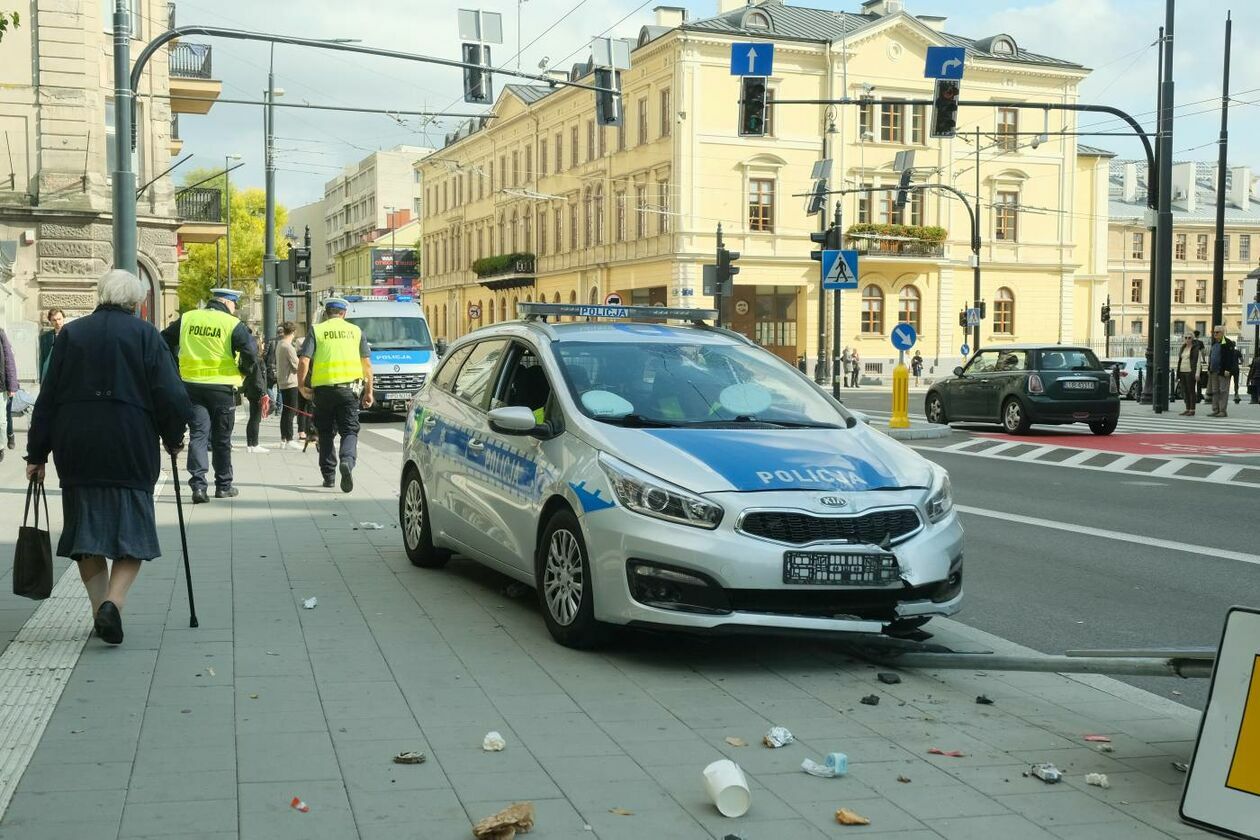  Pościg za motocyklistą. Rozbity jest jeden z radiowozów (zdjęcie 10) - Autor: Maciej Kaczanowski