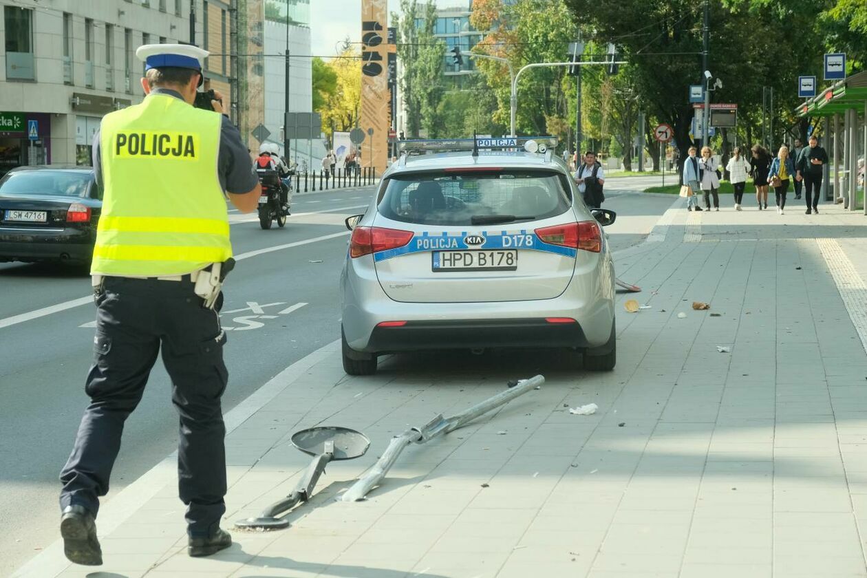  Pościg za motocyklistą. Rozbity jest jeden z radiowozów (zdjęcie 17) - Autor: Maciej Kaczanowski