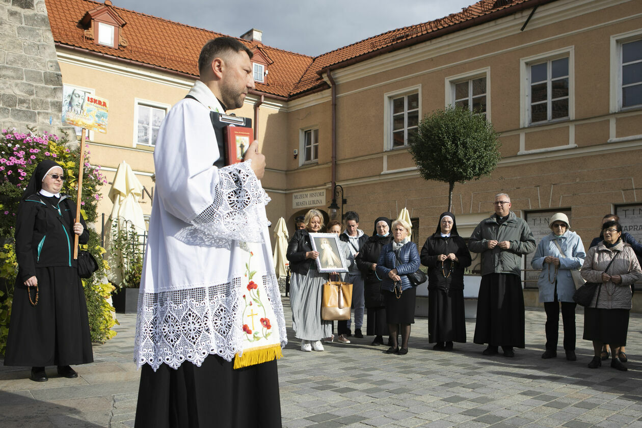  Uliczna modlitwa za Andrzeja Dudę i uchodźców  (zdjęcie 2) - Autor: Jacek Szydłowski 