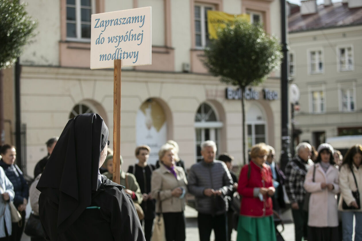  Uliczna modlitwa za Andrzeja Dudę i uchodźców  (zdjęcie 11) - Autor: Jacek Szydłowski 