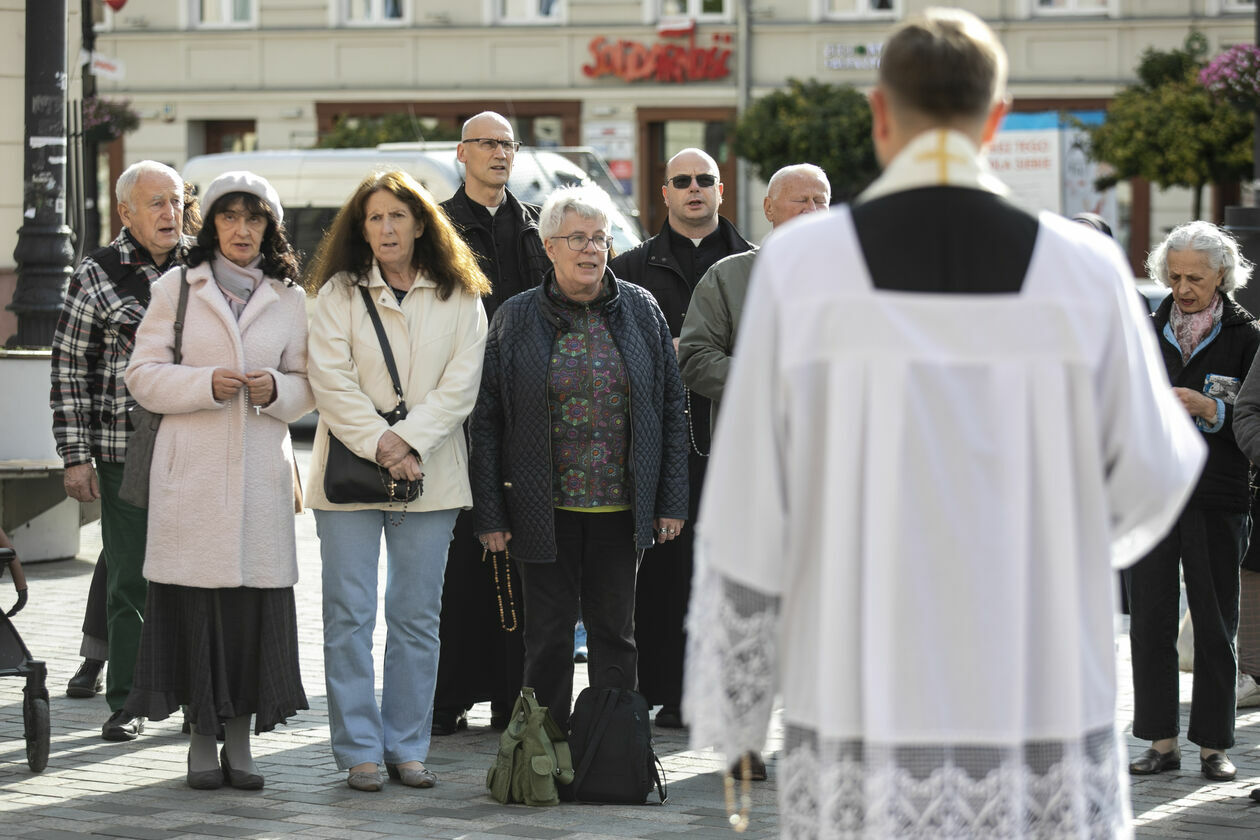  Uliczna modlitwa za Andrzeja Dudę i uchodźców  (zdjęcie 12) - Autor: Jacek Szydłowski 