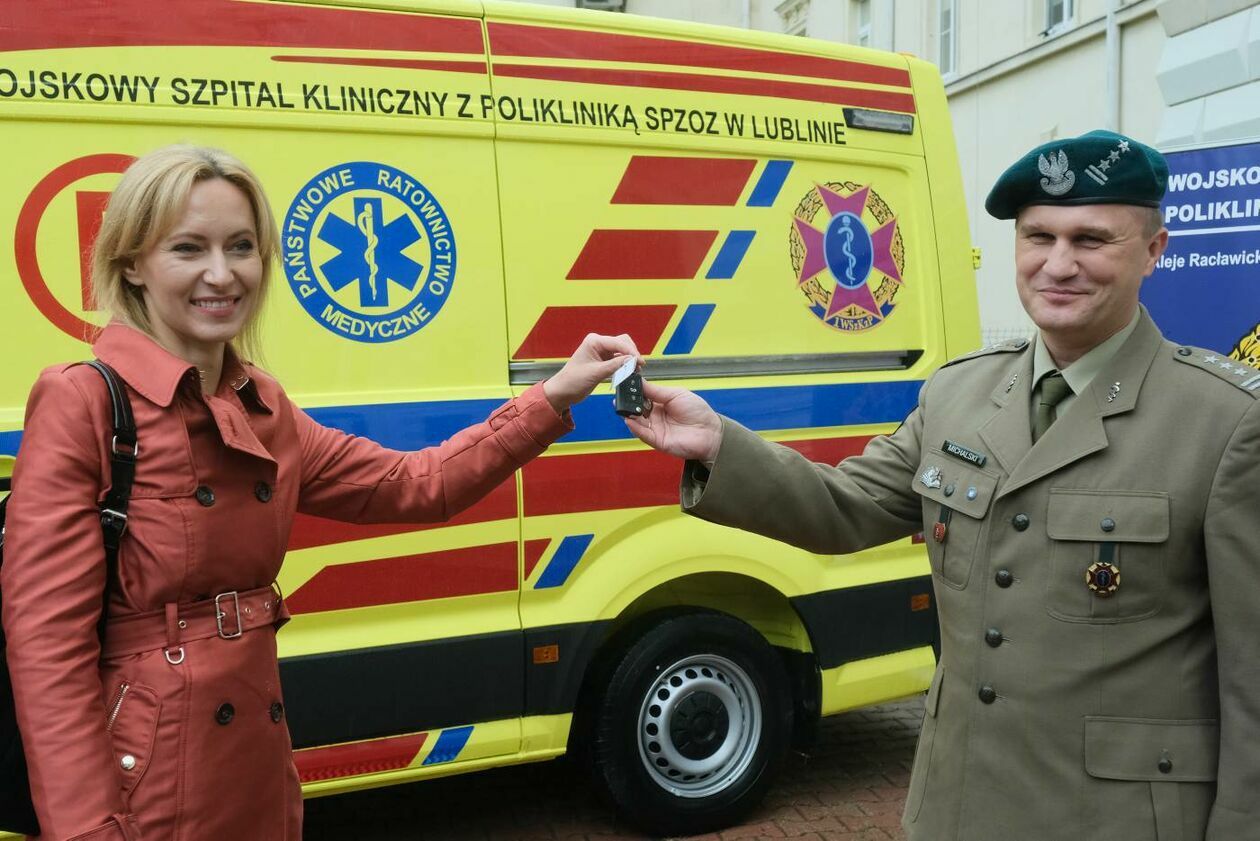  1 Wojskowy Szpital Kliniczny: przekazanie ambulansu od Fundacji PFR (zdjęcie 7) - Autor: Maciej Kaczanowski