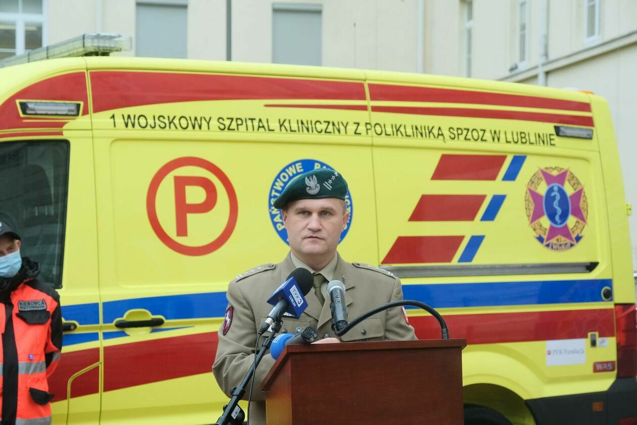  1 Wojskowy Szpital Kliniczny: przekazanie ambulansu od Fundacji PFR (zdjęcie 10) - Autor: Maciej Kaczanowski