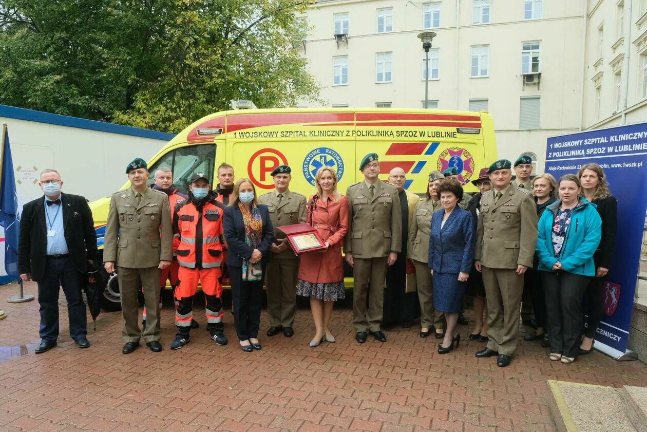  1 Wojskowy Szpital Kliniczny: przekazanie ambulansu od Fundacji PFR (zdjęcie 4) - Autor: Maciej Kaczanowski