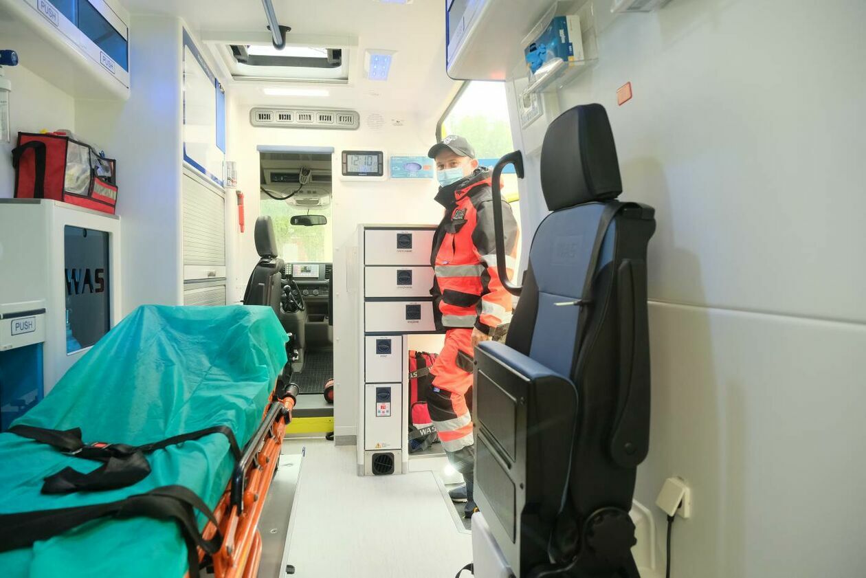  1 Wojskowy Szpital Kliniczny: przekazanie ambulansu od Fundacji PFR (zdjęcie 2) - Autor: Maciej Kaczanowski