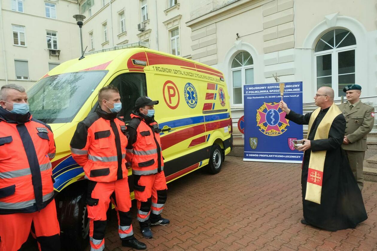 1 Wojskowy Szpital Kliniczny: przekazanie ambulansu od Fundacji PFR - Autor: Maciej Kaczanowski