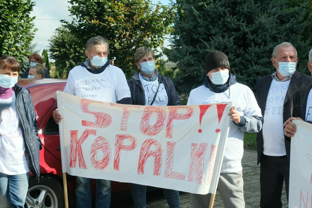 Mieszkańcy gminy Niedźwiada protestują przeciwko budowie kopalni - Autor: Maciej Kaczanowski