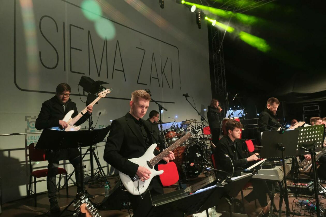  Koncert pt. Siema żaki! na placu Litewskim (zdjęcie 1) - Autor: Maciej Kaczanowski
