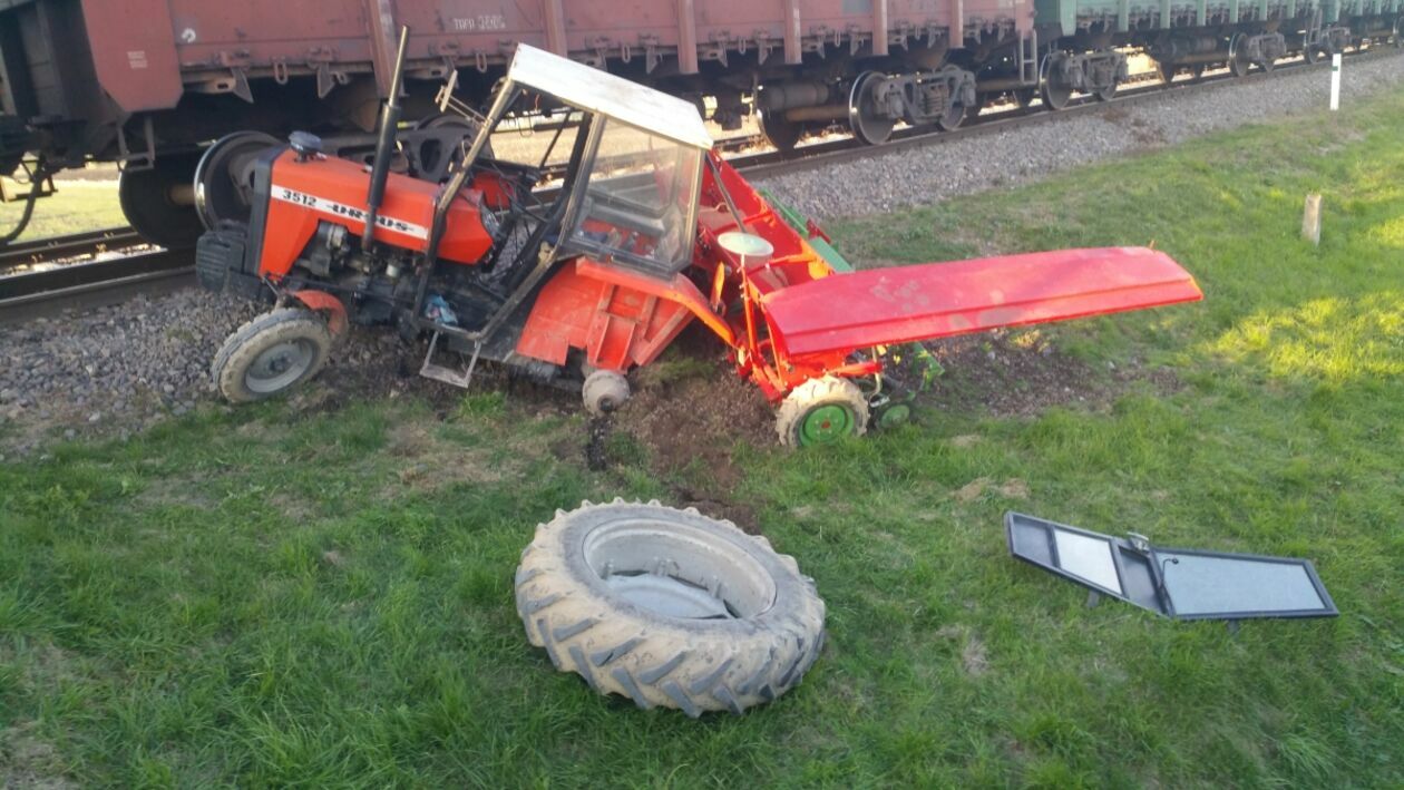  Niedzieliska. Wypadek na przejeździe kolejowym (zdjęcie 5) - Autor: KM PSP w Zamościu