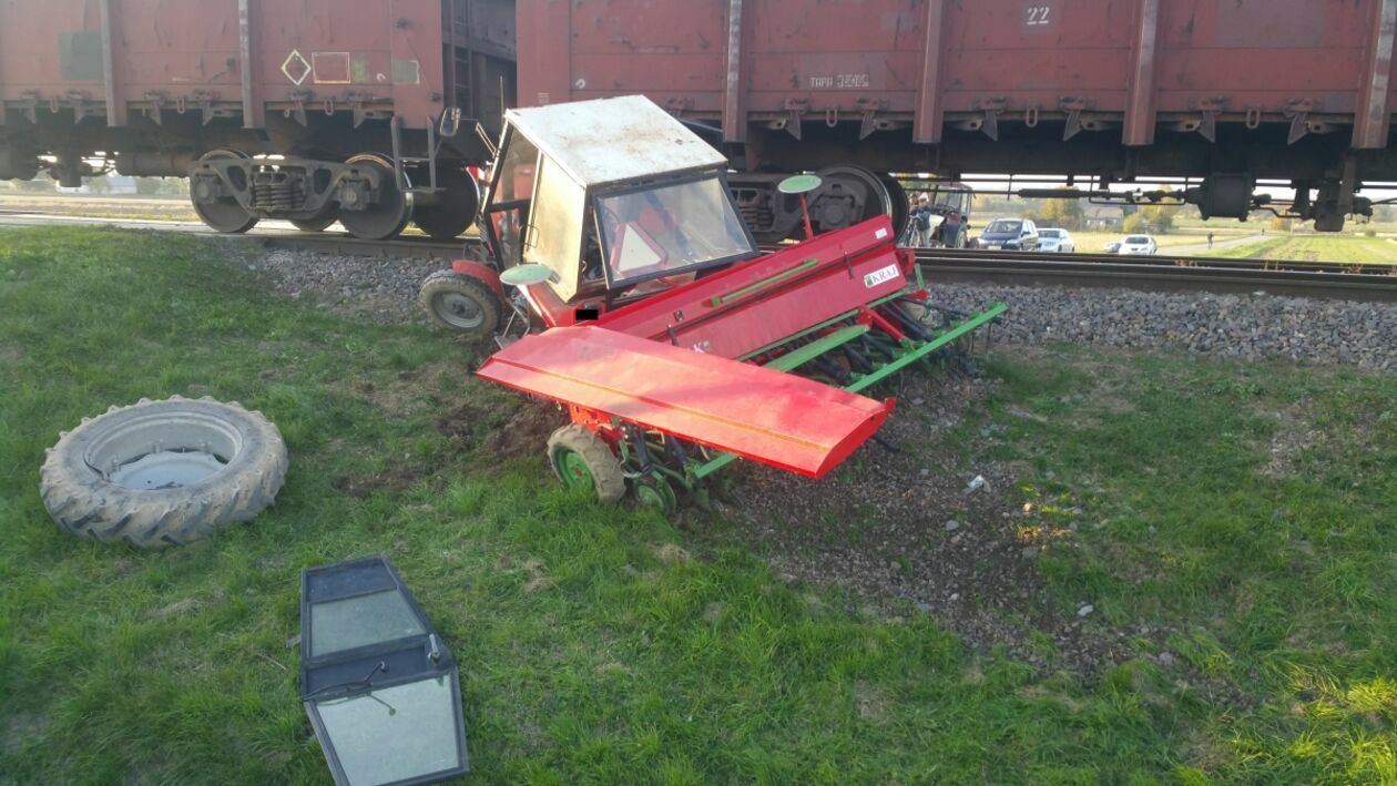  Niedzieliska. Wypadek na przejeździe kolejowym (zdjęcie 6) - Autor: KM PSP w Zamościu