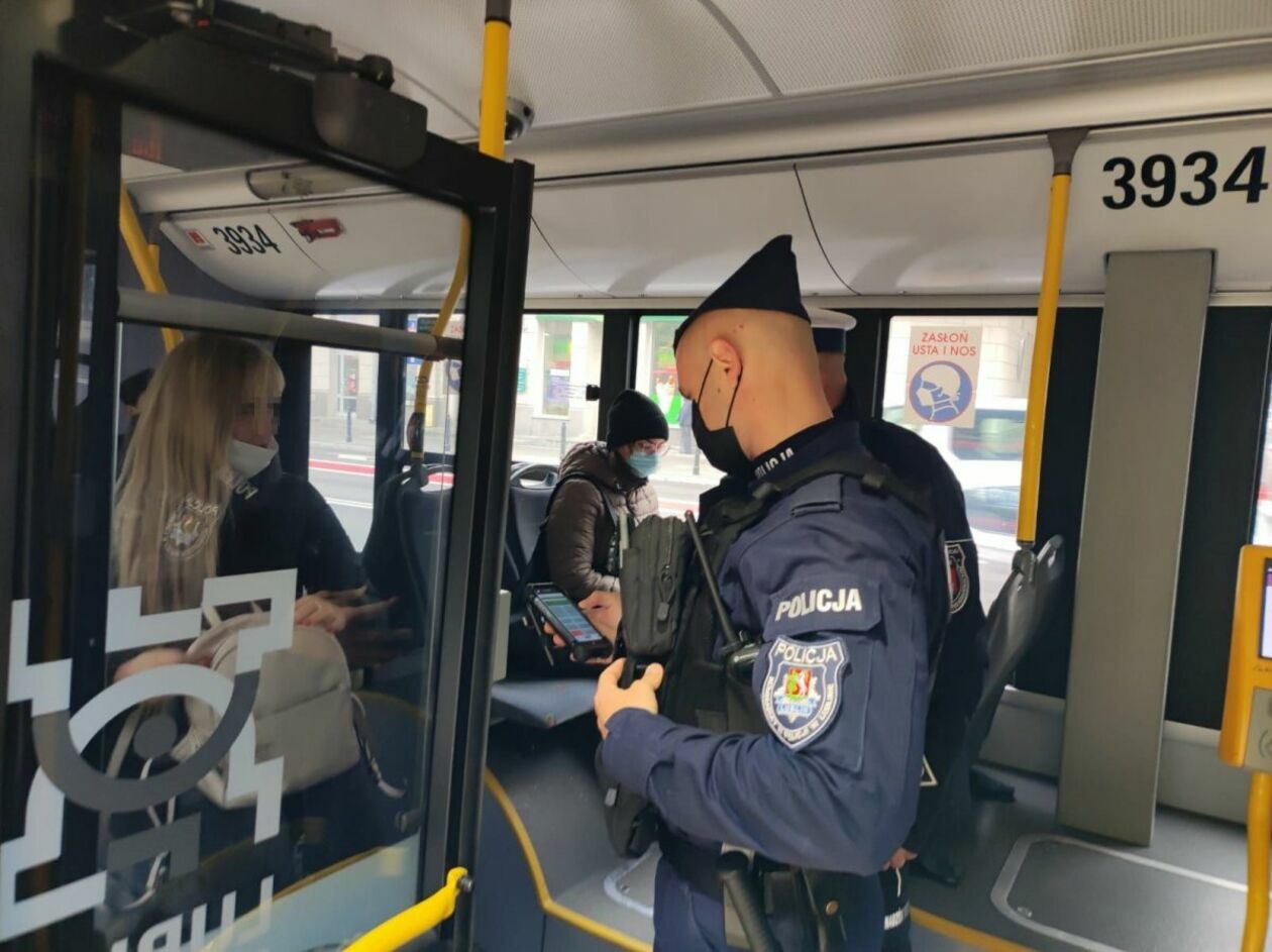 Kontrole policji w autobusach komunikacji miejskiej w Lublinie