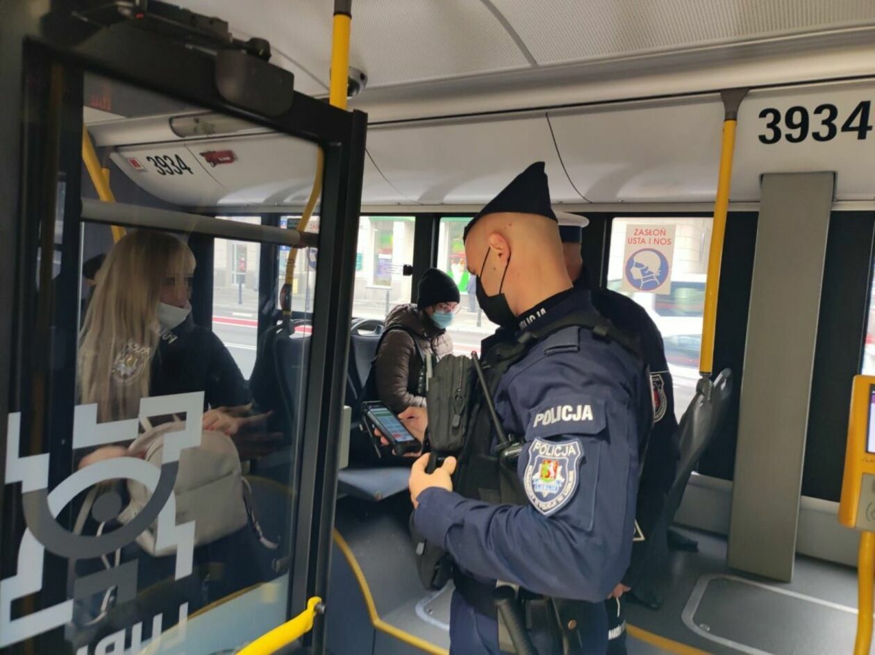  Kontrole policji w autobusach komunikacji miejskiej w Lublinie  - Autor: Policja