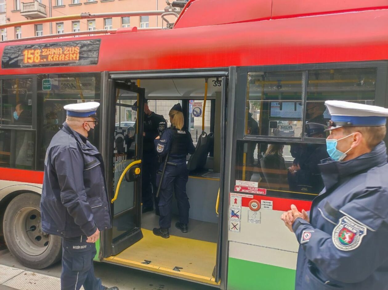 Kontrole policji w autobusach komunikacji miejskiej w Lublinie - Autor: Policja