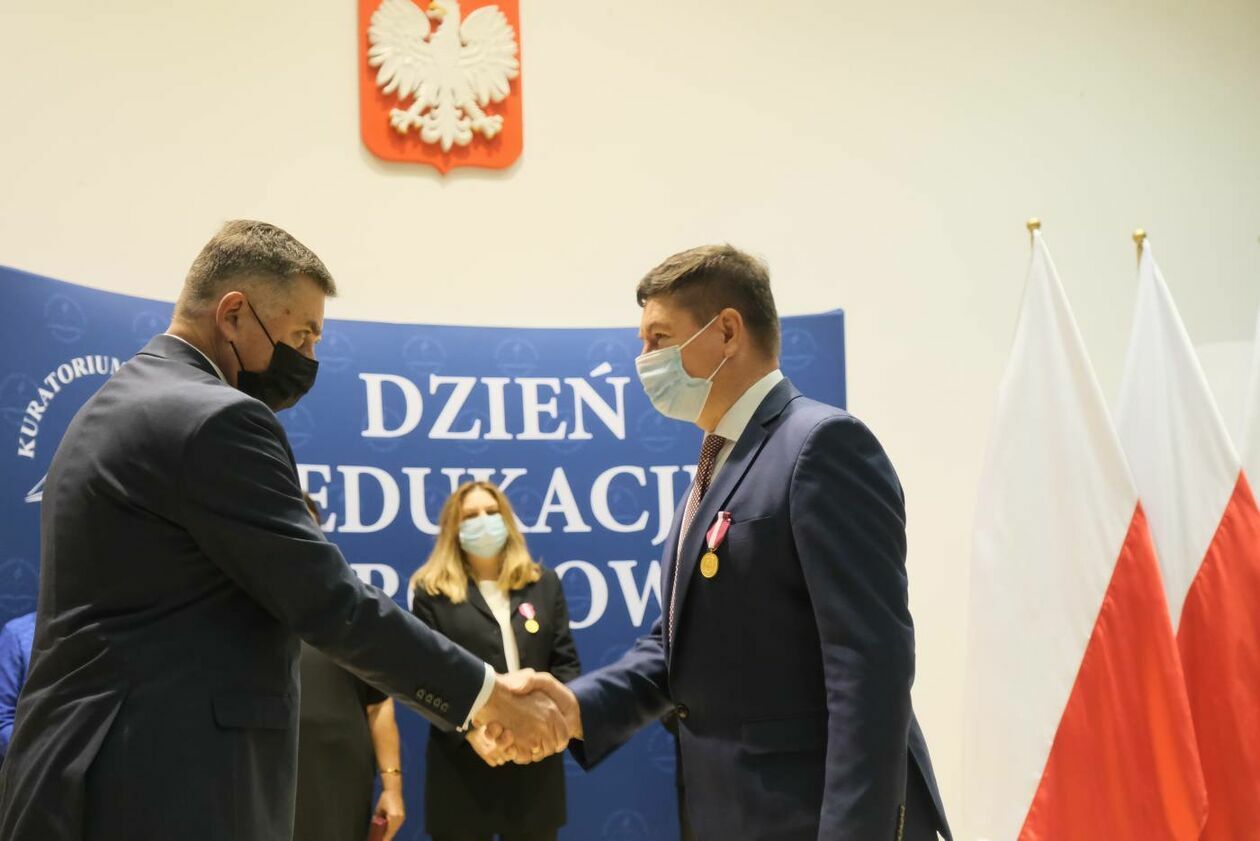  Przyznanie medali z okazji Dnia Edukacji Narodowej (zdjęcie 27) - Autor: Maciej Kaczanowski