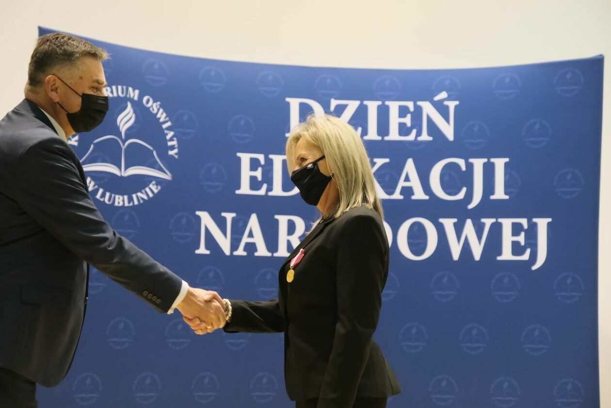  Przyznanie medali z okazji Dnia Edukacji Narodowej (zdjęcie 15) - Autor: Maciej Kaczanowski