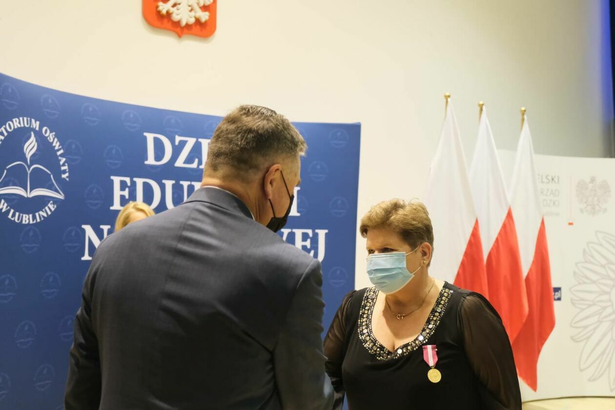  Przyznanie medali z okazji Dnia Edukacji Narodowej (zdjęcie 21) - Autor: Maciej Kaczanowski