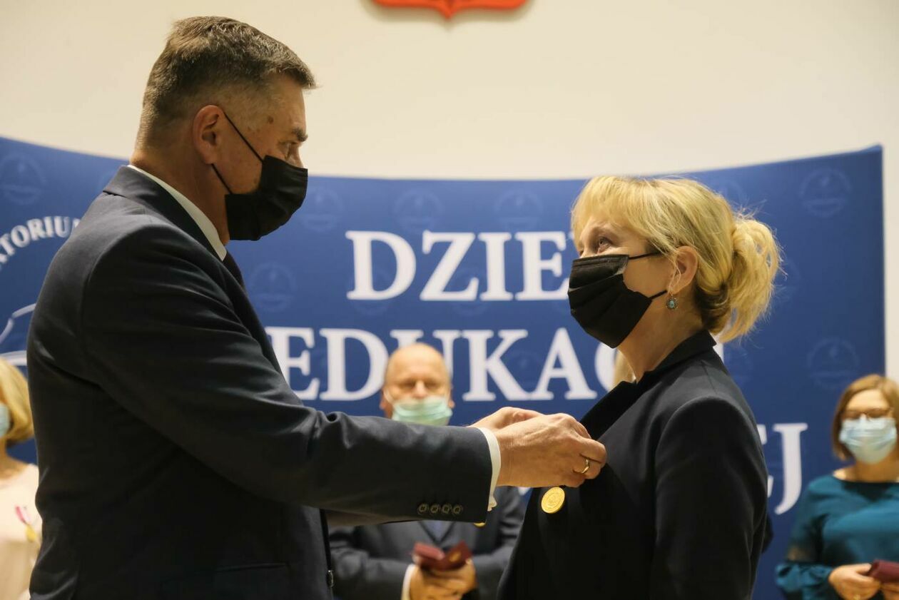  Przyznanie medali z okazji Dnia Edukacji Narodowej (zdjęcie 14) - Autor: Maciej Kaczanowski