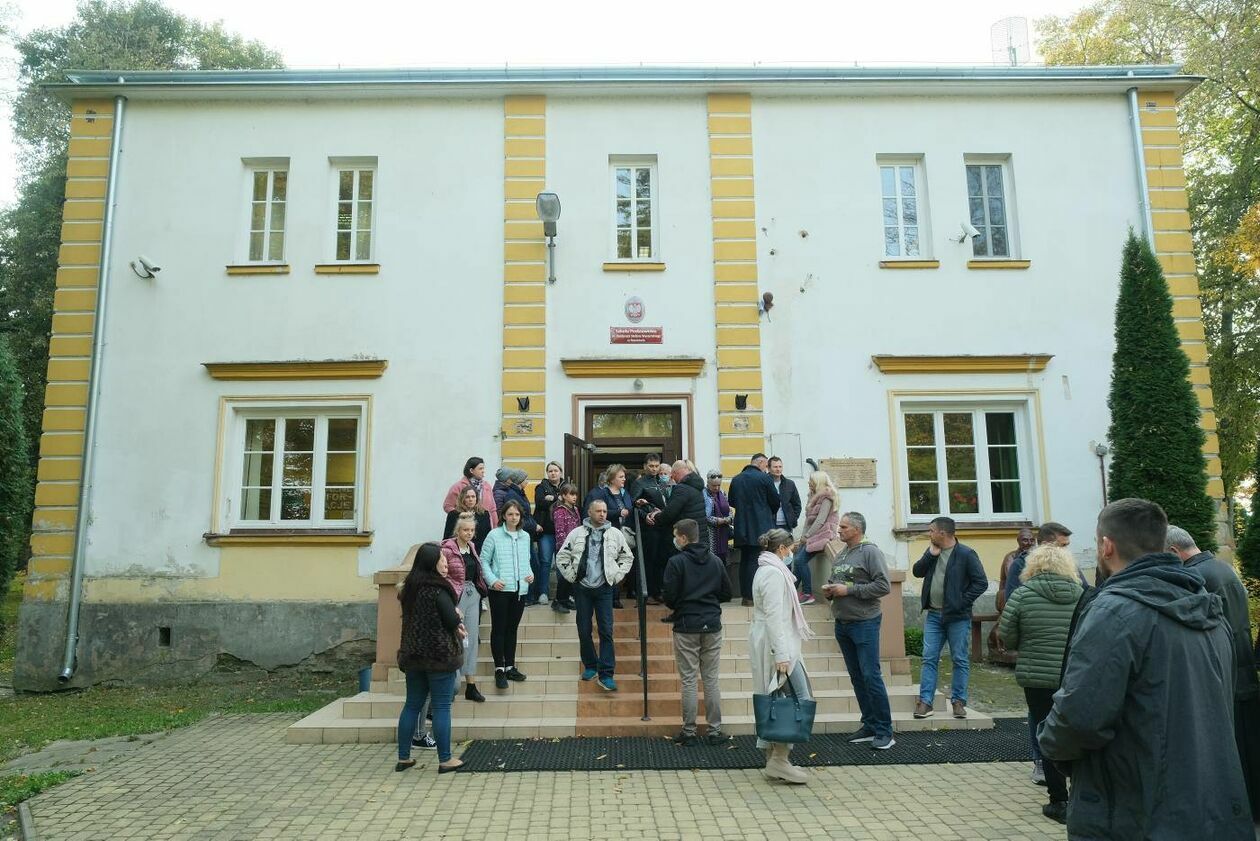  Szkoła Podstawowa w Nasutowie: wizja lokalna radnych   - Autor: Maciej Kaczanowski