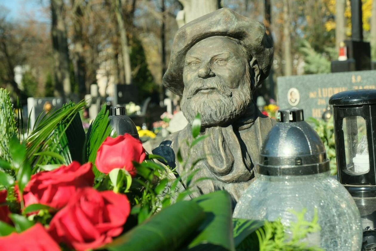  Cmentarz przy ul. Lipowej dzień przed Wszystkich Świętych (zdjęcie 10) - Autor: Maciej Kaczanowski