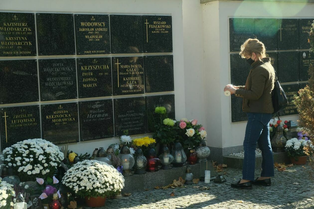  Cmentarz przy ul. Lipowej dzień przed Wszystkich Świętych (zdjęcie 24) - Autor: Maciej Kaczanowski
