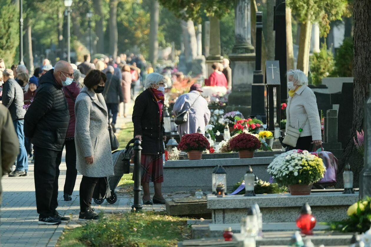 Cmentarz przy ul. Lipowej dzień przed Wszystkich Świętych (zdjęcie 17) - Autor: Maciej Kaczanowski