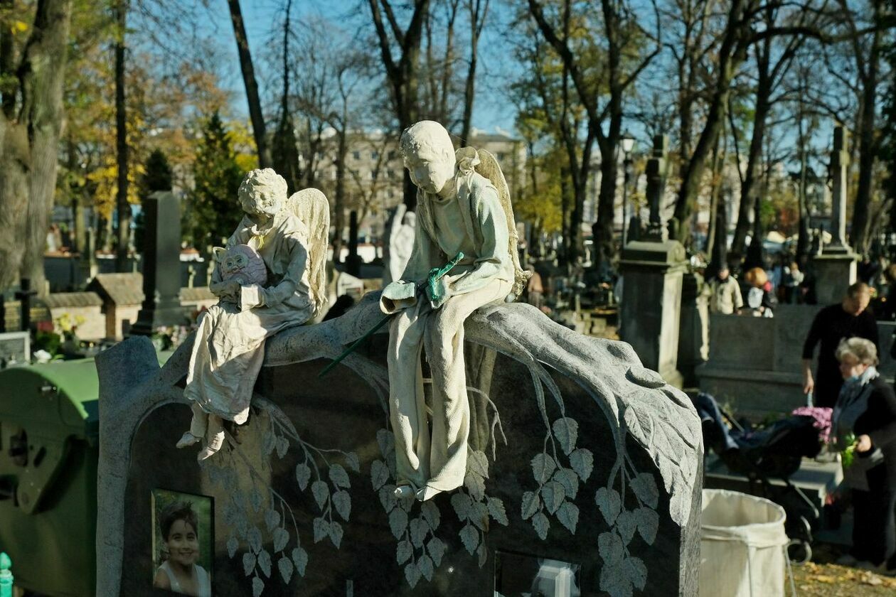  Cmentarz przy ul. Lipowej dzień przed Wszystkich Świętych (zdjęcie 13) - Autor: Maciej Kaczanowski