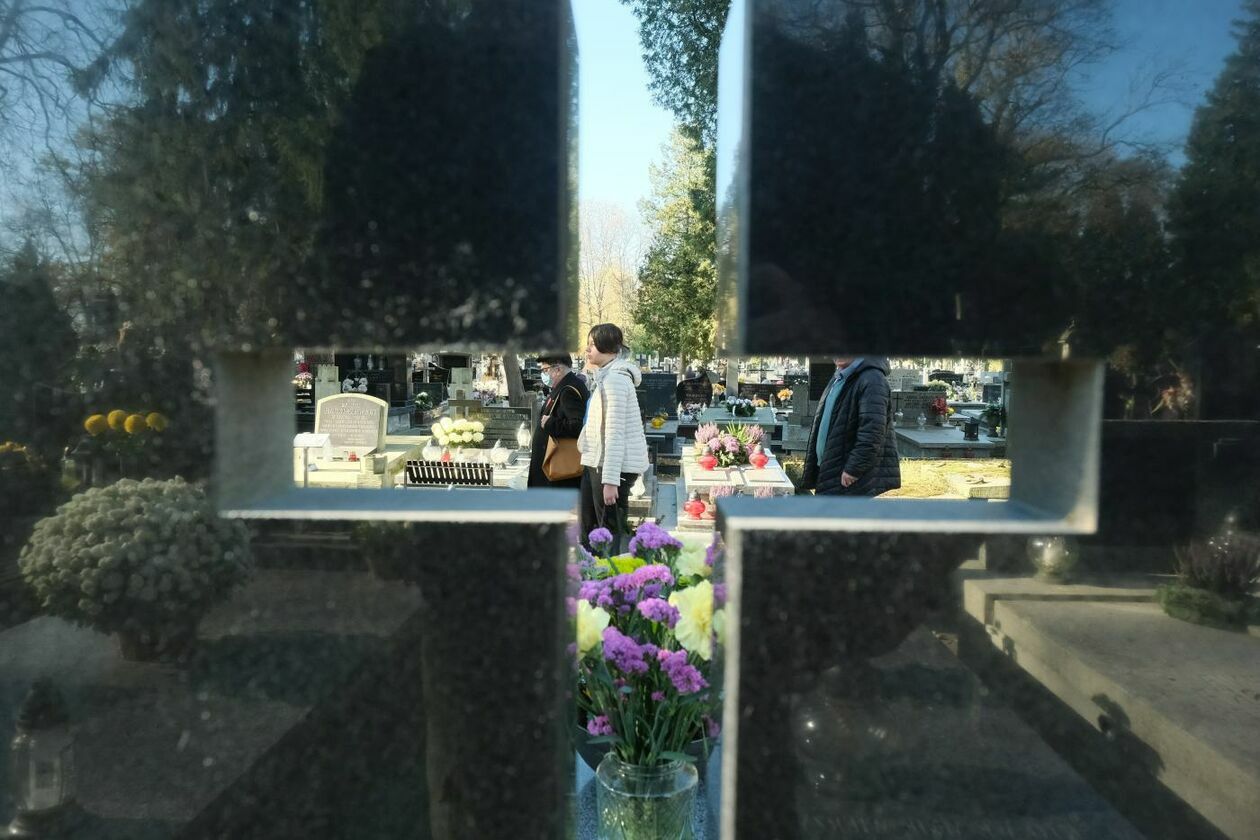  Cmentarz przy ul. Lipowej dzień przed Wszystkich Świętych (zdjęcie 14) - Autor: Maciej Kaczanowski