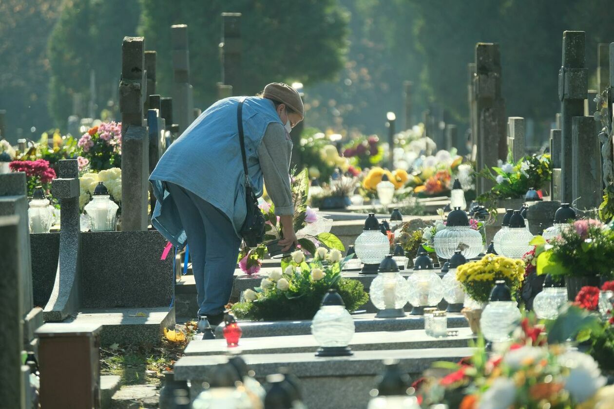  Cmentarz przy ul. Lipowej dzień przed Wszystkich Świętych (zdjęcie 7) - Autor: Maciej Kaczanowski
