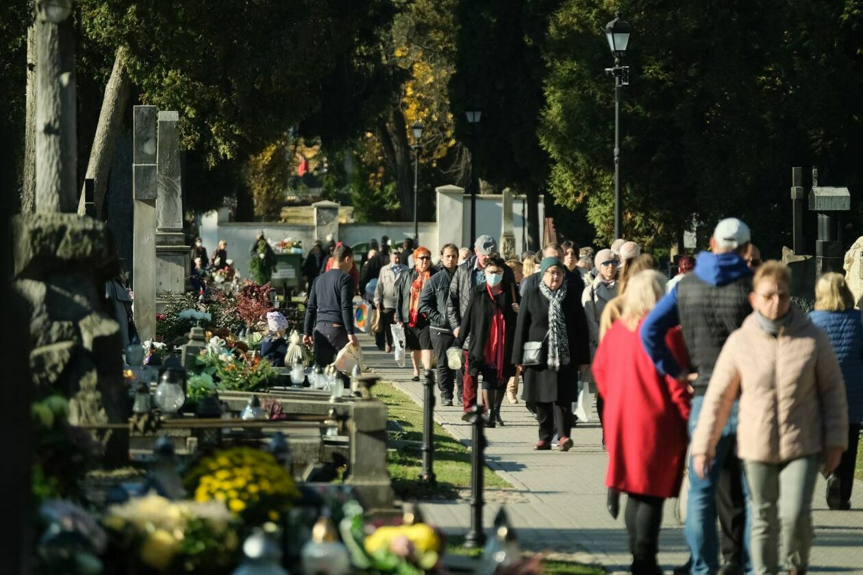  Cmentarz przy ul. Lipowej dzień przed Wszystkich Świętych (zdjęcie 15) - Autor: Maciej Kaczanowski