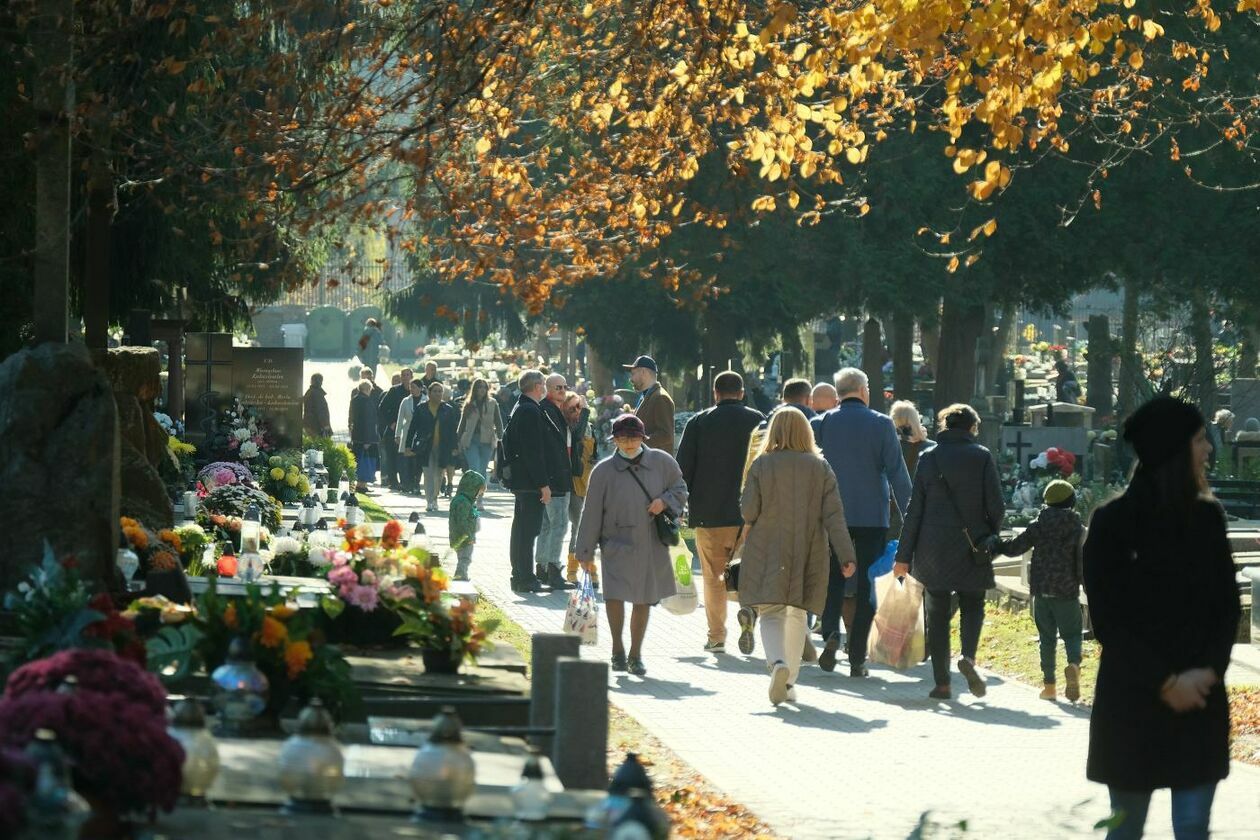  Cmentarz przy ul. Lipowej dzień przed Wszystkich Świętych (zdjęcie 5) - Autor: Maciej Kaczanowski