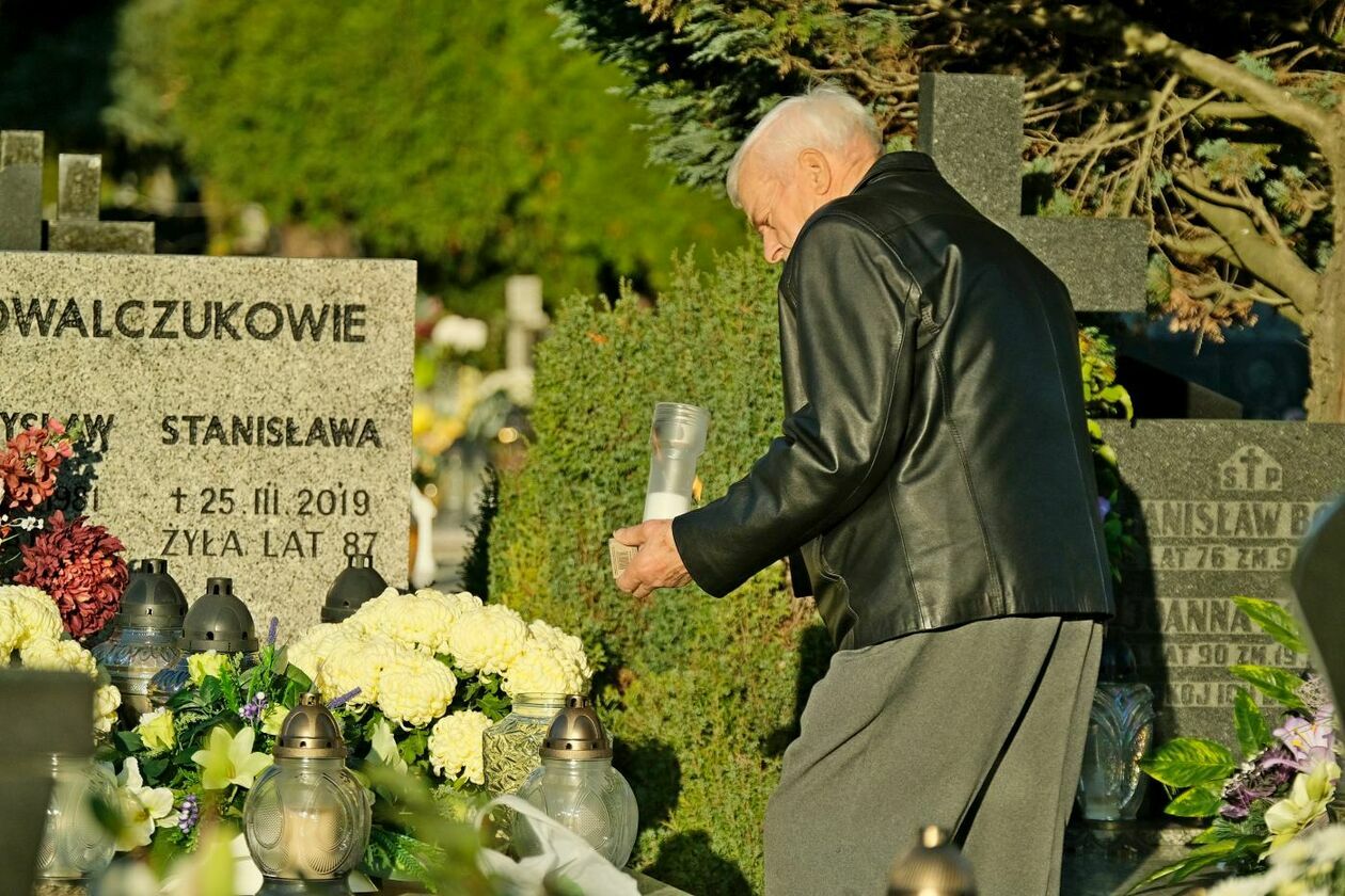  Tłumy na cmentarzu przy ul. Droga Męczenników Majdanka w Lublinie (zdjęcie 23) - Autor: Maciej Kaczanowski